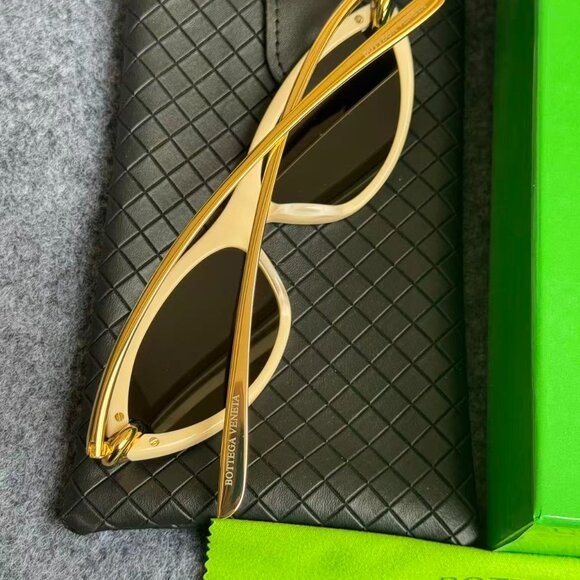 Bottega Veneta Slim Cat Eye Sunglasses Cream Ivory w/ Gold Arms Retro Chic